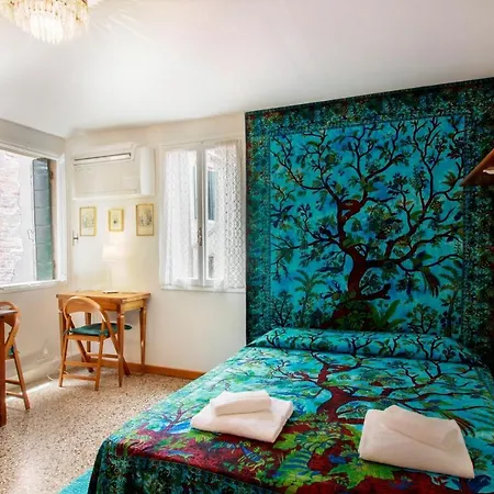 Apartment Santi Apostoli By Halldis Venedig